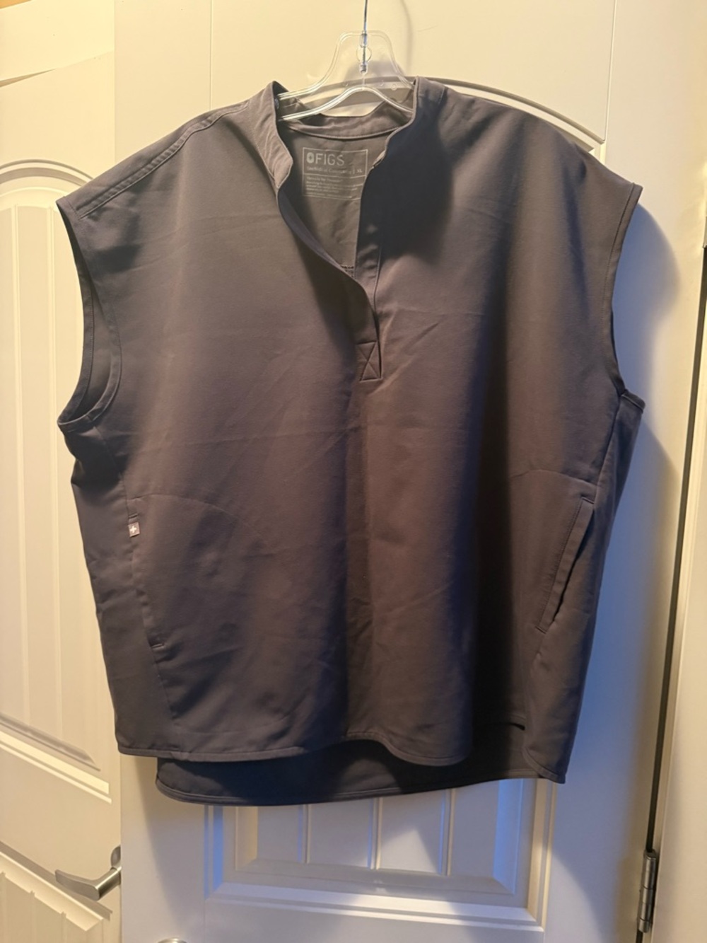 Women’s XL Figs Rafaela Oversized Sleeveless Scrub Top in Charcoal Gray